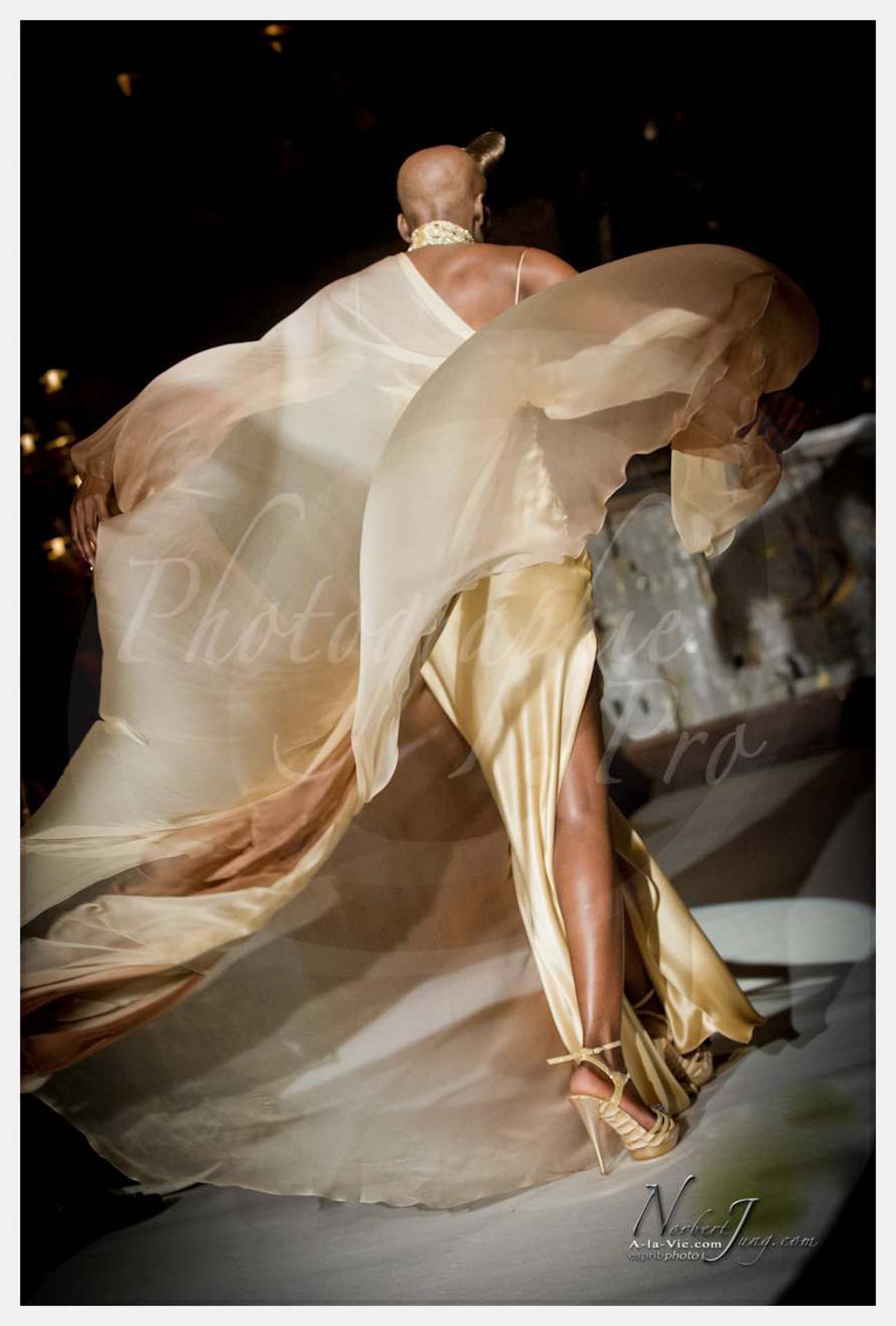 Rebecca AYOKO – Défilé Haute Couture Jean DOUCET — ©by No — © by PhotoGraphie.Pro